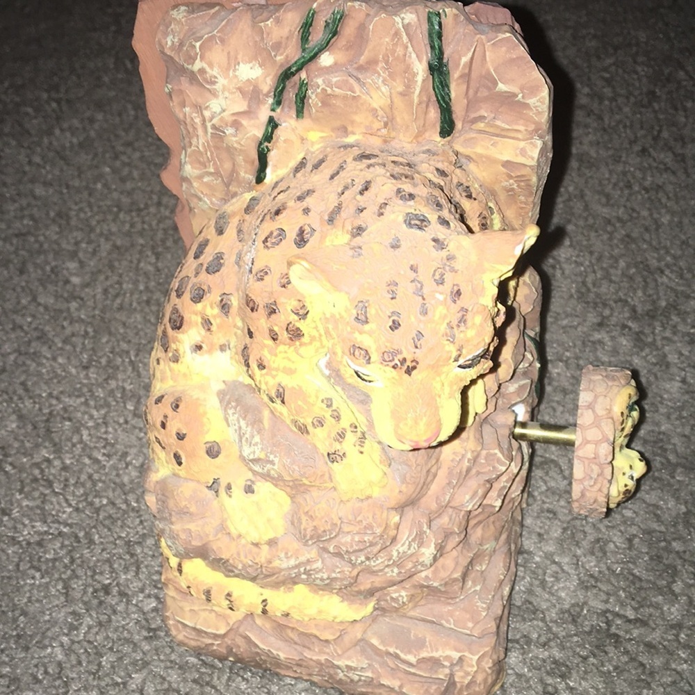 Cheetah Momma and Two Babies Book end Music Box - Picture 6 of 10